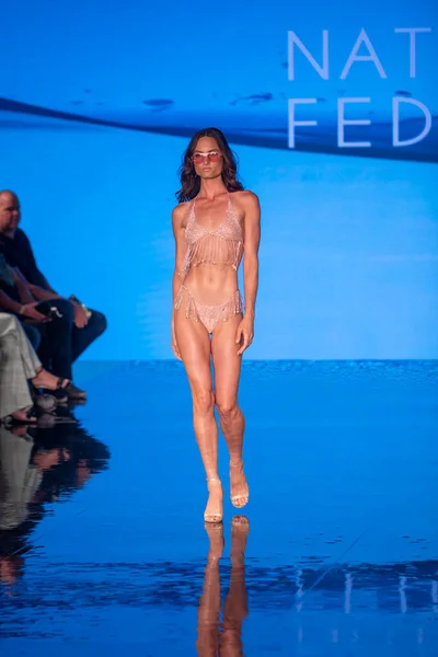 Een Model Loopt Baan Voor Natalia Fender Fashion Show Tijdens — Stockfoto