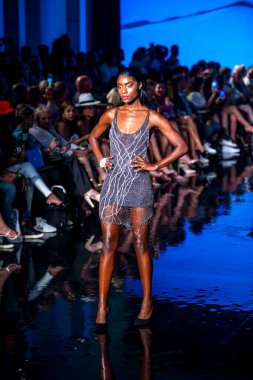 Sanat, Kalpler, Moda Yüzme Haftası 'nda Miami Plajı' ndaki Faena Forumu 'nda Natalia Fender Moda Şovu için podyumda bir manken yürüyor.