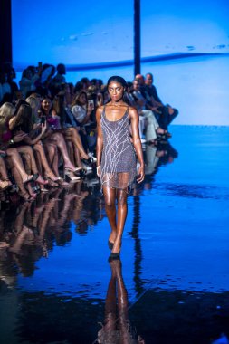 Sanat, Kalpler, Moda Yüzme Haftası 'nda Miami Plajı' ndaki Faena Forumu 'nda Natalia Fender Moda Şovu için podyumda bir manken yürüyor.