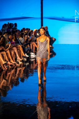 Sanat, Kalpler, Moda Yüzme Haftası 'nda Miami Plajı' ndaki Faena Forumu 'nda Natalia Fender Moda Şovu için podyumda bir manken yürüyor.