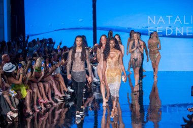 Sanat, Kalpler, Moda Yüzme Haftası 'nda Miami Plajı' ndaki Faena Forumu 'nda Natalia Fender Moda Şovu için podyumda bir manken yürüyor.
