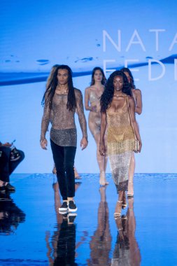 Sanat, Kalpler, Moda Yüzme Haftası 'nda Miami Plajı' ndaki Faena Forumu 'nda Natalia Fender Moda Şovu için podyumda bir manken yürüyor.