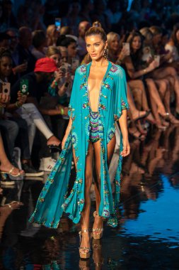 Sanat, Kalpler, Moda Yüzme Haftası 'nda Miami Plajı' ndaki Faena Forumu 'nda Natalia Fender Moda Şovu için podyumda bir manken yürüyor.