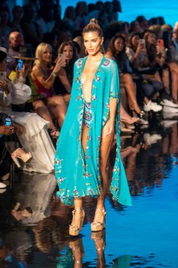 Sanat, Kalpler, Moda Yüzme Haftası 'nda Miami Plajı' ndaki Faena Forumu 'nda Natalia Fender Moda Şovu için podyumda bir manken yürüyor.