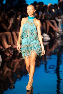 Sanat, Kalpler, Moda Yüzme Haftası 'nda Miami Plajı' ndaki Faena Forumu 'nda Natalia Fender Moda Şovu için podyumda bir manken yürüyor.