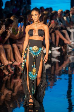 Sanat, Kalpler, Moda Yüzme Haftası 'nda Miami Plajı' ndaki Faena Forumu 'nda Natalia Fender Moda Şovu için podyumda bir manken yürüyor.