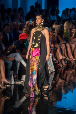 Sanat, Kalpler, Moda Yüzme Haftası 'nda Miami Plajı' ndaki Faena Forumu 'nda Natalia Fender Moda Şovu için podyumda bir manken yürüyor.