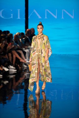 Sanat, Kalpler, Moda Yüzme Haftası sırasında Miami Beach 'teki Faena Forumunda Tasarımcı Giannina Azar Moda Şovu için podyumda bir manken yürüyor.