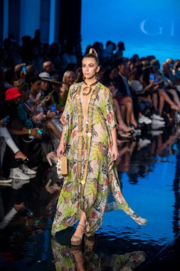 Sanat, Kalpler, Moda Yüzme Haftası sırasında Miami Beach 'teki Faena Forumunda Tasarımcı Giannina Azar Moda Şovu için podyumda bir manken yürüyor.