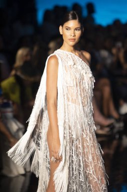 Sanat, Kalpler, Moda Yüzme Haftası sırasında Miami Beach 'teki Faena Forumunda Tasarımcı Giannina Azar Moda Şovu için podyumda bir manken yürüyor.