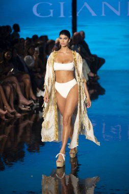 Sanat, Kalpler, Moda Yüzme Haftası sırasında Miami Beach 'teki Faena Forumunda Tasarımcı Giannina Azar Moda Şovu için podyumda bir manken yürüyor.