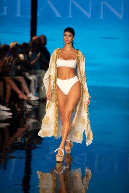 Sanat, Kalpler, Moda Yüzme Haftası sırasında Miami Beach 'teki Faena Forumunda Tasarımcı Giannina Azar Moda Şovu için podyumda bir manken yürüyor.