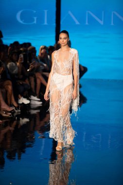 Sanat, Kalpler, Moda Yüzme Haftası sırasında Miami Beach 'teki Faena Forumunda Tasarımcı Giannina Azar Moda Şovu için podyumda bir manken yürüyor.