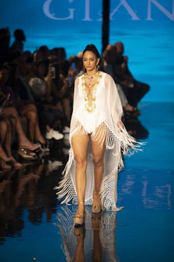 Sanat, Kalpler, Moda Yüzme Haftası sırasında Miami Beach 'teki Faena Forumunda Tasarımcı Giannina Azar Moda Şovu için podyumda bir manken yürüyor.
