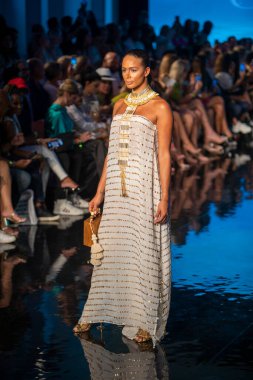 Sanat, Kalpler, Moda Yüzme Haftası sırasında Miami Beach 'teki Faena Forumunda Tasarımcı Giannina Azar Moda Şovu için podyumda bir manken yürüyor.