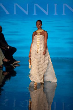 Sanat, Kalpler, Moda Yüzme Haftası sırasında Miami Beach 'teki Faena Forumunda Tasarımcı Giannina Azar Moda Şovu için podyumda bir manken yürüyor.
