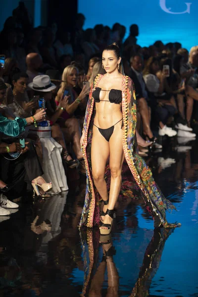 モデルは マイアミビーチのFaena Forumで開催されるアート ハート ファッションスイムウィーク中のデザイナーGiannina Azar Fashion Showの滑走路を歩いています — ストック写真