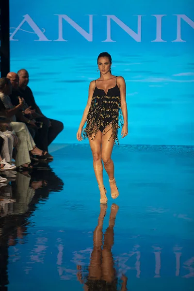 Sanat, Kalpler, Moda Yüzme Haftası sırasında Miami Beach 'teki Faena Forumunda Tasarımcı Giannina Azar Moda Şovu için podyumda bir manken yürüyor.