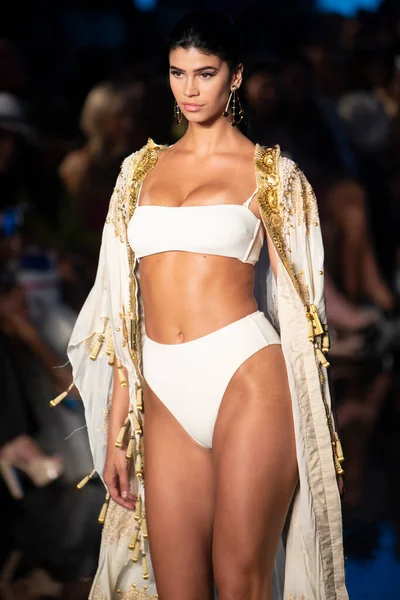 Sanat, Kalpler, Moda Yüzme Haftası sırasında Miami Beach 'teki Faena Forumunda Tasarımcı Giannina Azar Moda Şovu için podyumda bir manken yürüyor.