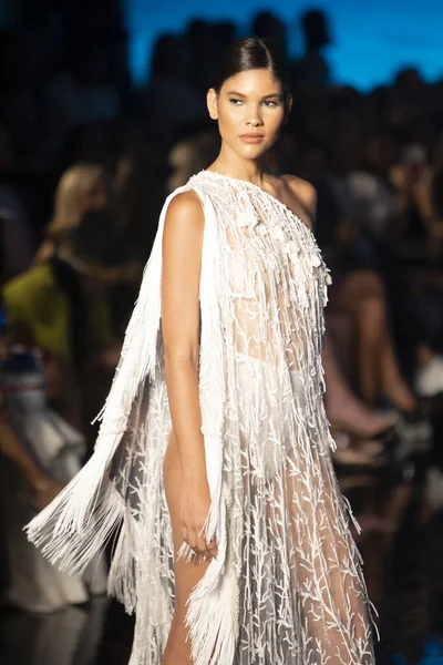 Sanat, Kalpler, Moda Yüzme Haftası sırasında Miami Beach 'teki Faena Forumunda Tasarımcı Giannina Azar Moda Şovu için podyumda bir manken yürüyor.