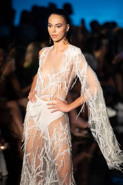 Sanat, Kalpler, Moda Yüzme Haftası sırasında Miami Beach 'teki Faena Forumunda Tasarımcı Giannina Azar Moda Şovu için podyumda bir manken yürüyor.