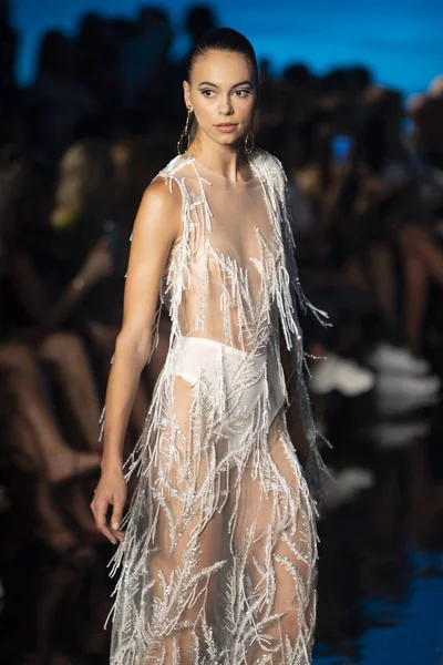 Sanat, Kalpler, Moda Yüzme Haftası sırasında Miami Beach 'teki Faena Forumunda Tasarımcı Giannina Azar Moda Şovu için podyumda bir manken yürüyor.
