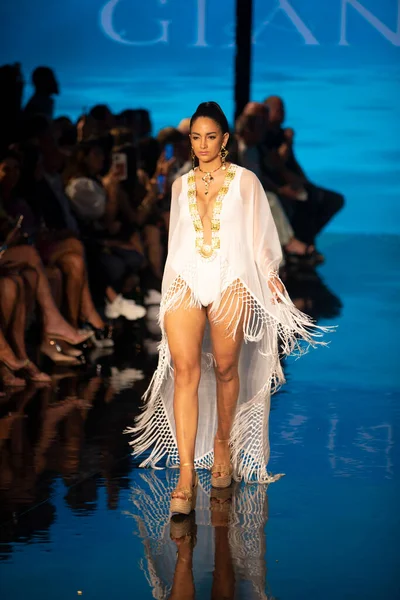 Sanat, Kalpler, Moda Yüzme Haftası sırasında Miami Beach 'teki Faena Forumunda Tasarımcı Giannina Azar Moda Şovu için podyumda bir manken yürüyor.