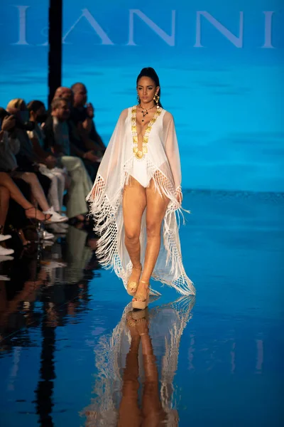 Sanat, Kalpler, Moda Yüzme Haftası sırasında Miami Beach 'teki Faena Forumunda Tasarımcı Giannina Azar Moda Şovu için podyumda bir manken yürüyor.