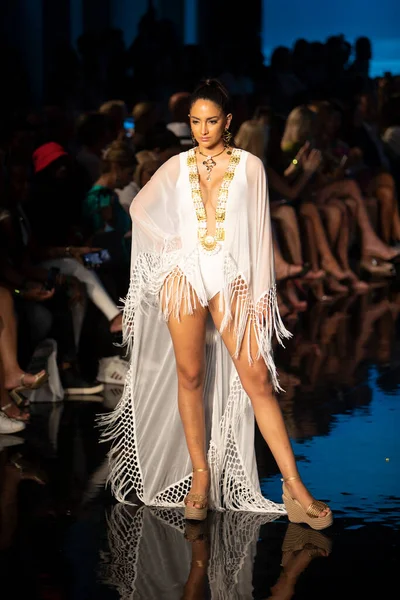 Sanat, Kalpler, Moda Yüzme Haftası sırasında Miami Beach 'teki Faena Forumunda Tasarımcı Giannina Azar Moda Şovu için podyumda bir manken yürüyor.