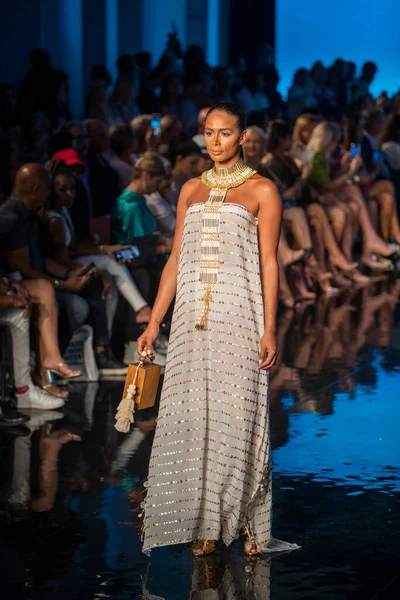 Sanat, Kalpler, Moda Yüzme Haftası sırasında Miami Beach 'teki Faena Forumunda Tasarımcı Giannina Azar Moda Şovu için podyumda bir manken yürüyor.