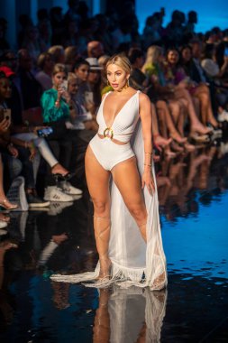 Sanat, Kalpler, Moda Yüzme Haftası sırasında Miami Beach 'teki Faena Forumunda Tasarımcı Giannina Azar Moda Şovu için podyumda bir manken yürüyor.