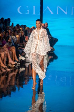 Sanat, Kalpler, Moda Yüzme Haftası sırasında Miami Beach 'teki Faena Forumunda Tasarımcı Giannina Azar Moda Şovu için podyumda bir manken yürüyor.