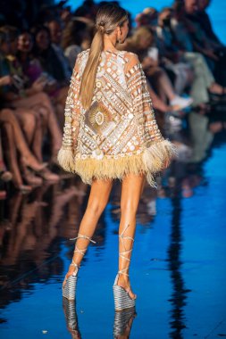 Sanat, Kalpler, Moda Yüzme Haftası sırasında Miami Beach 'teki Faena Forumunda Tasarımcı Giannina Azar Moda Şovu için podyumda bir manken yürüyor.