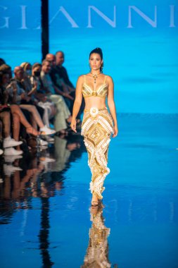 Sanat, Kalpler, Moda Yüzme Haftası sırasında Miami Beach 'teki Faena Forumunda Tasarımcı Giannina Azar Moda Şovu için podyumda bir manken yürüyor.