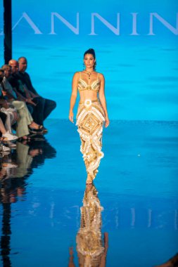 Sanat, Kalpler, Moda Yüzme Haftası sırasında Miami Beach 'teki Faena Forumunda Tasarımcı Giannina Azar Moda Şovu için podyumda bir manken yürüyor.