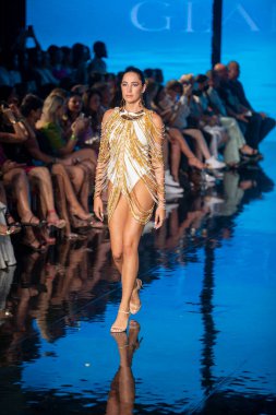 Sanat, Kalpler, Moda Yüzme Haftası sırasında Miami Beach 'teki Faena Forumunda Tasarımcı Giannina Azar Moda Şovu için podyumda bir manken yürüyor.