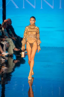 Sanat, Kalpler, Moda Yüzme Haftası sırasında Miami Beach 'teki Faena Forumunda Tasarımcı Giannina Azar Moda Şovu için podyumda bir manken yürüyor.