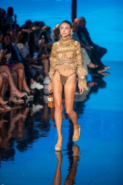 Sanat, Kalpler, Moda Yüzme Haftası sırasında Miami Beach 'teki Faena Forumunda Tasarımcı Giannina Azar Moda Şovu için podyumda bir manken yürüyor.