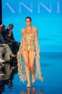 Sanat, Kalpler, Moda Yüzme Haftası sırasında Miami Beach 'teki Faena Forumunda Tasarımcı Giannina Azar Moda Şovu için podyumda bir manken yürüyor.