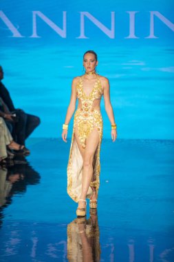 Sanat, Kalpler, Moda Yüzme Haftası sırasında Miami Beach 'teki Faena Forumunda Tasarımcı Giannina Azar Moda Şovu için podyumda bir manken yürüyor.