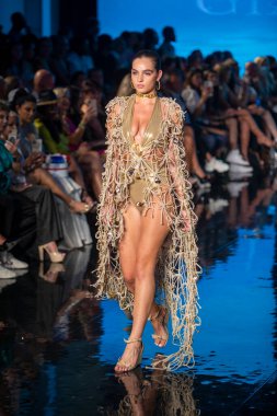 Sanat, Kalpler, Moda Yüzme Haftası sırasında Miami Beach 'teki Faena Forumunda Tasarımcı Giannina Azar Moda Şovu için podyumda bir manken yürüyor.