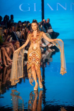 Sanat, Kalpler, Moda Yüzme Haftası sırasında Miami Beach 'teki Faena Forumunda Tasarımcı Giannina Azar Moda Şovu için podyumda bir manken yürüyor.