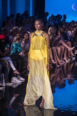 Sanat, Kalpler, Moda Yüzme Haftası sırasında Miami Beach 'teki Faena Forumunda Tasarımcı Giannina Azar Moda Şovu için podyumda bir manken yürüyor.