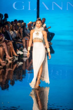 Sanat, Kalpler, Moda Yüzme Haftası sırasında Miami Beach 'teki Faena Forumunda Tasarımcı Giannina Azar Moda Şovu için podyumda bir manken yürüyor.