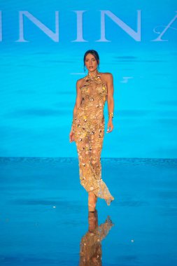Sanat, Kalpler, Moda Yüzme Haftası sırasında Miami Beach 'teki Faena Forumunda Tasarımcı Giannina Azar Moda Şovu için podyumda bir manken yürüyor.