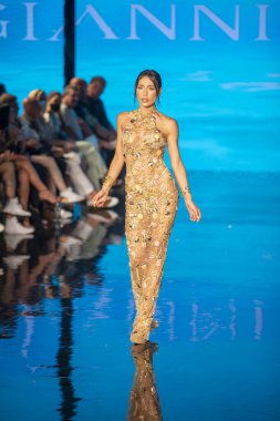 Sanat, Kalpler, Moda Yüzme Haftası sırasında Miami Beach 'teki Faena Forumunda Tasarımcı Giannina Azar Moda Şovu için podyumda bir manken yürüyor.