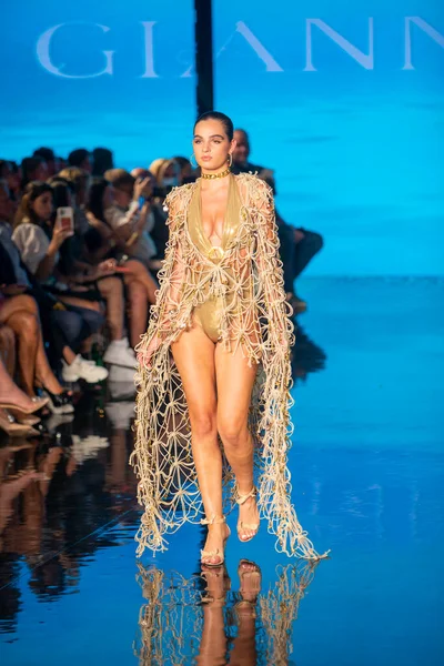 모델은 디자이너 Giannina Azar Fashion Show 활주로를 2021 Miami Beach — 스톡 사진