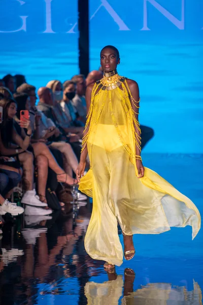Sanat, Kalpler, Moda Yüzme Haftası sırasında Miami Beach 'teki Faena Forumunda Tasarımcı Giannina Azar Moda Şovu için podyumda bir manken yürüyor.