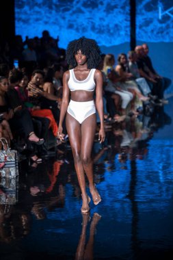 Sanat, Kalpler, Moda Yüzme Haftası 'nda Miami Beach' teki Faena Forum 'da, Tasarımcı Kino Yüzme Moda Şovu için podyumda bir manken yürüyor.