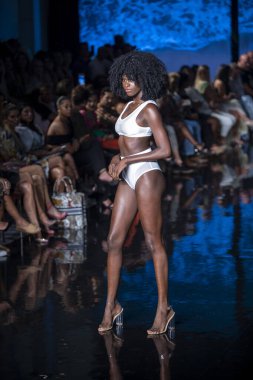 Sanat, Kalpler, Moda Yüzme Haftası 'nda Miami Beach' teki Faena Forum 'da, Tasarımcı Kino Yüzme Moda Şovu için podyumda bir manken yürüyor.